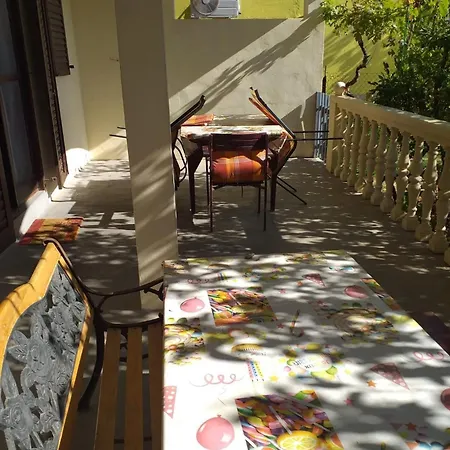 Antica Ground Floor Sleeps 5 *